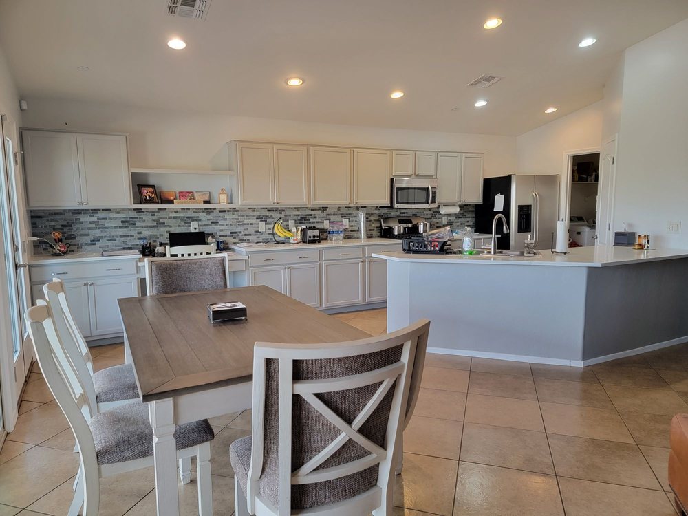 This picture show a Phoenix kitchen remodel job after it is finished.